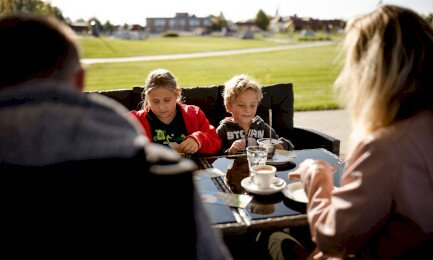 Family (2 adults + 4 children) - weekdays