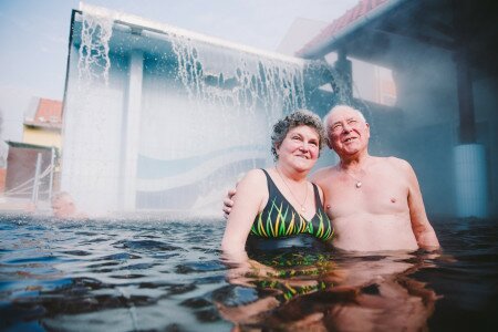Ingyenes medencefürdő a nyugdíjas pácienseknek
